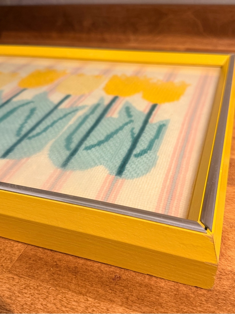 Vintage handmade bargello 1970s tulips framed in yellow frame rare pattern retro - Picture 3 of 8